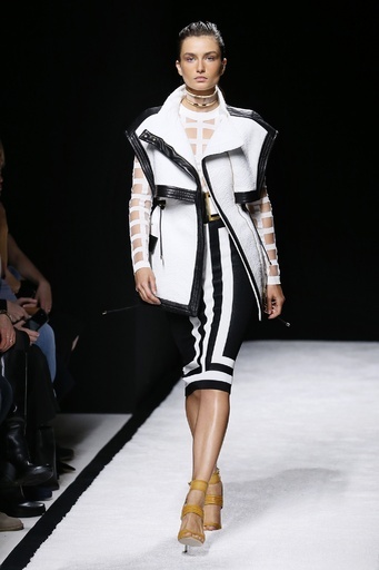 セクシーさを全面に押し出したコレクション、「バルマン」15年春夏