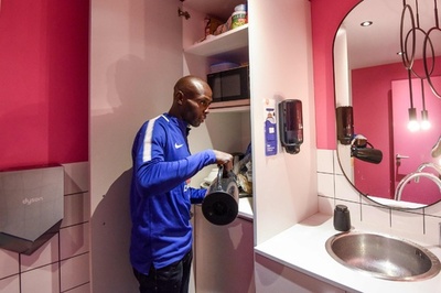 オフィスの一角を家がない人たちに提供 フランス