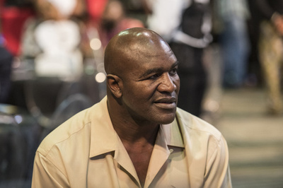 ホリフィールド氏がリング復帰 コロナ感染デラホーヤ氏の代役に