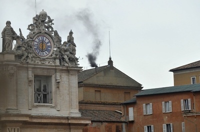 コンクラーベ、13日午前の煙も「黒」 新法王決まらず