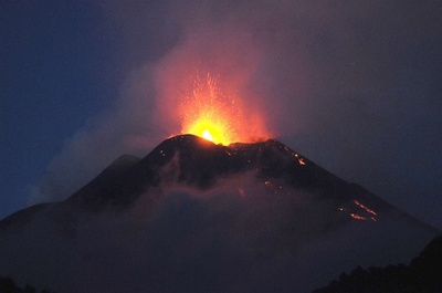 溶岩を噴き出すエトナ火山、イタリア・シチリア島