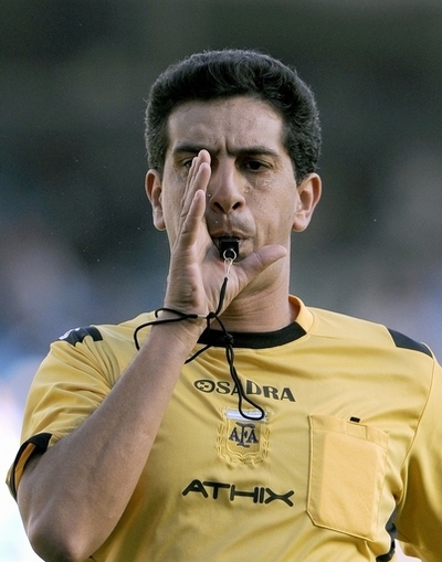 審判の口にふえを押し込もうとして出場停止処分、イタリア