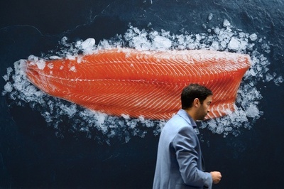 【今日の1枚】出色のポスターで歓迎、シーフード見本市 スペイン