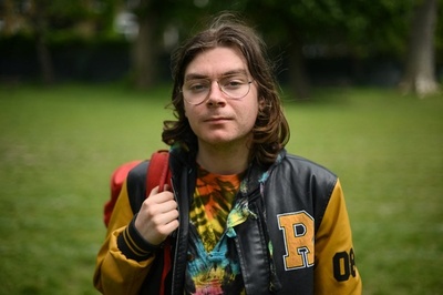 試合中断に授賞式乱入…過激な手段も辞さず 英国の若き環境活動家