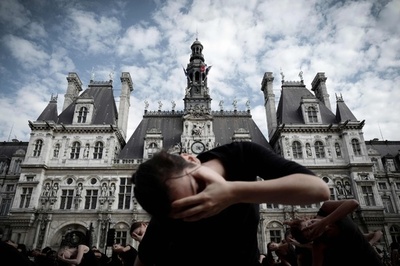 パリ市庁舎前で集団パフォーマンス、英振付師アクラム・カーン氏