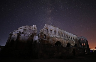 教会遺跡の上空に昇る天の川 シリア