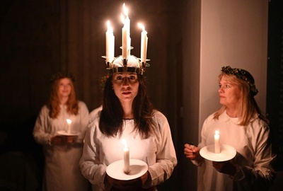 ろうそくの冠を頭に、英で「聖ルチア祭」