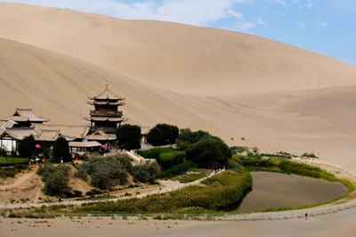 シルクロードのロマンを味わえる「敦煌古城」が人気
