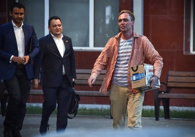 ロシア警察、記者解放し捜査打ち切り 世論反発で異例の譲歩