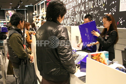 Jimmy Choo for H&M発売開始、約3000人が行列 Jimmy Choo for H&M発売開始、約3000人が行列