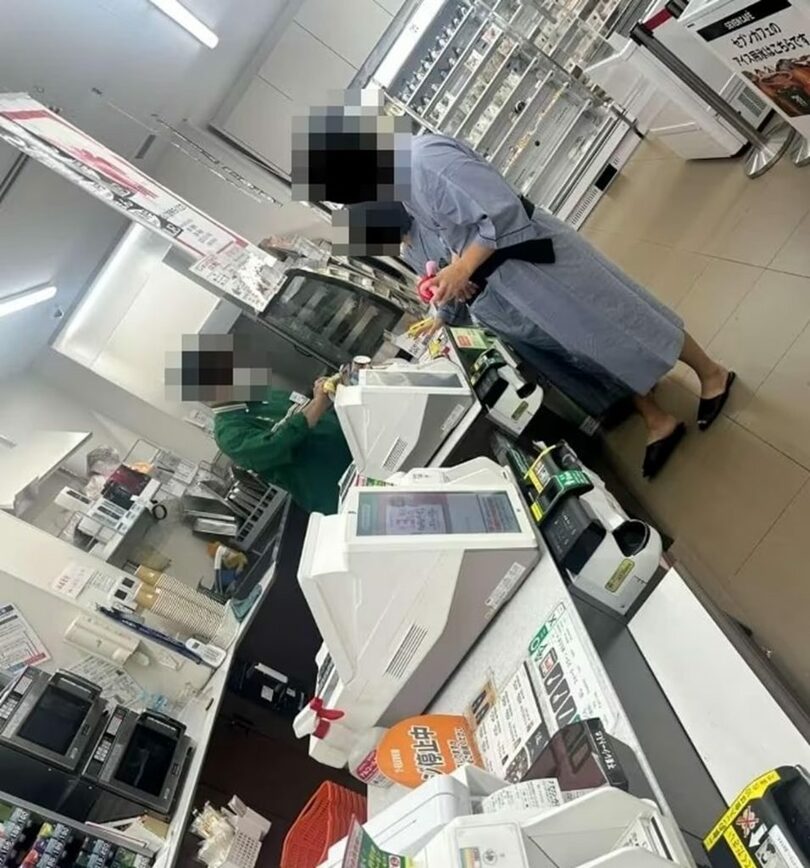 大阪中心部のコンビニにホテルガウンとスリッパ姿で現れた韓国人カップル＝ボベドリーム(c)news1