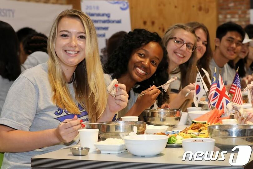 漢城大学校内食堂で、初伏に合わせてサムゲタンを食べる外国人学生(c)news1