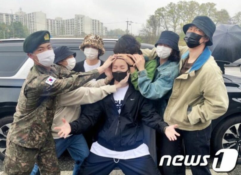 記念撮影をする防弾少年団（BTS）のメンバーら（防弾少年団SNSキャプチャー）(c)news1