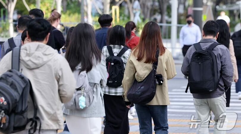 10月1日朝、ソウル・光化門交差点を出勤する会社員(c)news1