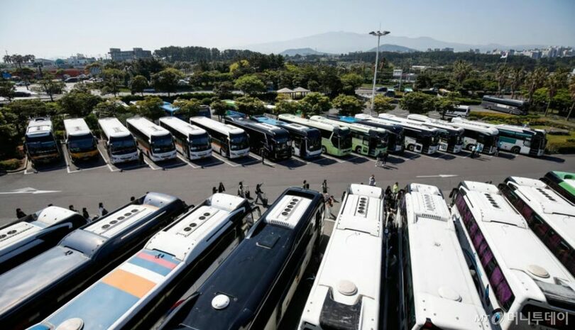 済州国際空港のバス専用駐車場に並ぶ修学旅行用の貸し切りバス(c)MONEYTODAY