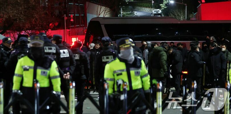 15日未明、バスで封鎖されるソウル市龍山区漢南洞の大統領官邸入り口(c)news1