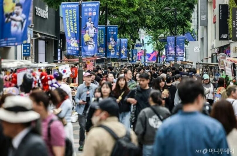 5月6日の連休最終日、市民や観光客でにぎわっているのソウル・明洞(ミョンドン)(c)NEWSIS/MONEYTODAY