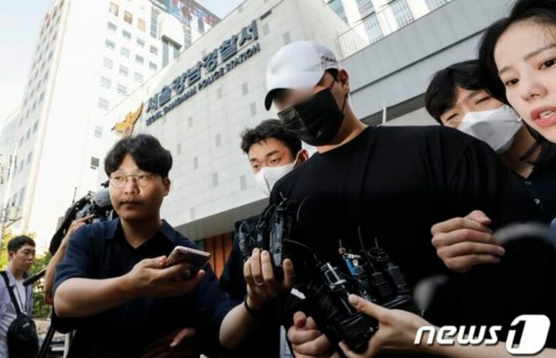20代の男性容疑者がソウル江南警察署から護送車に向かっている(c)news1