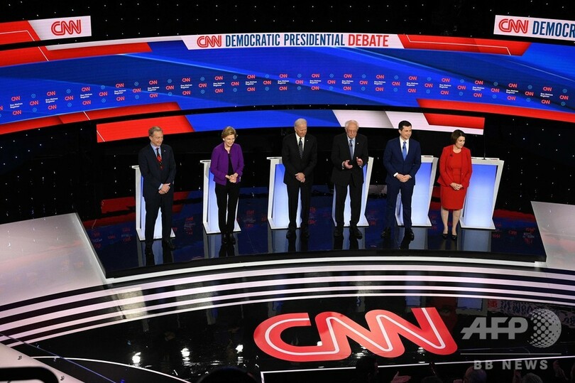 米民主党、大統領選指名争う最後の討論会 戦争や性差別発言めぐり激論