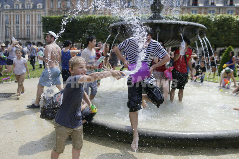 「フラッシュモブ」の水合戦、パリの広場で突発！