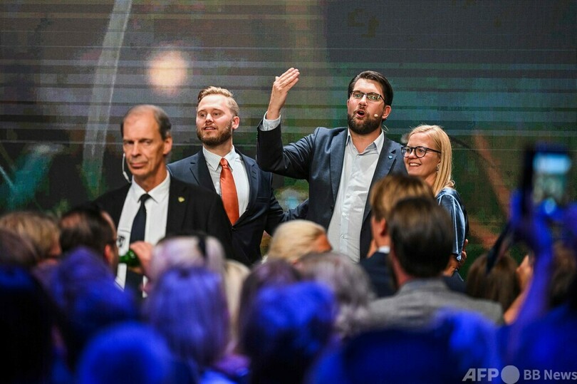 スウェーデン総選挙、野党陣営が僅差リード 極右躍進