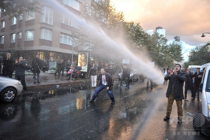 トルコ警察、反政権系テレビ局に突入