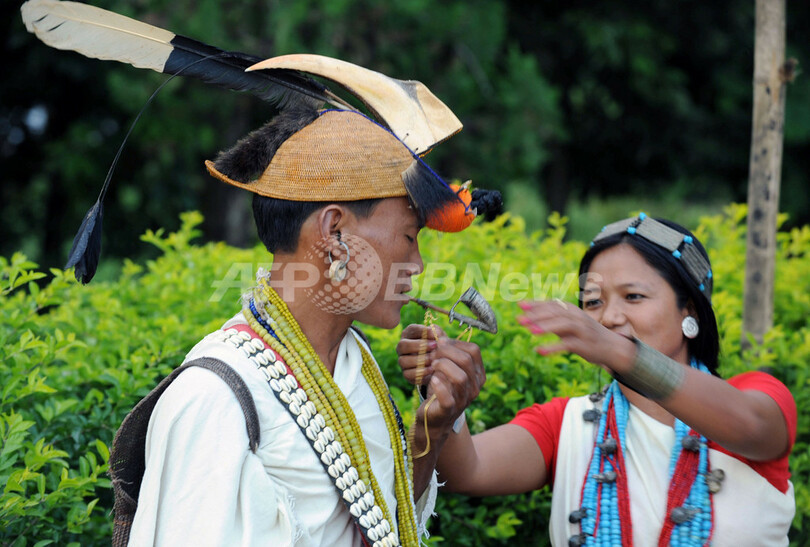 伝統的な帽子の材料になるインド北東部のサイチョウ