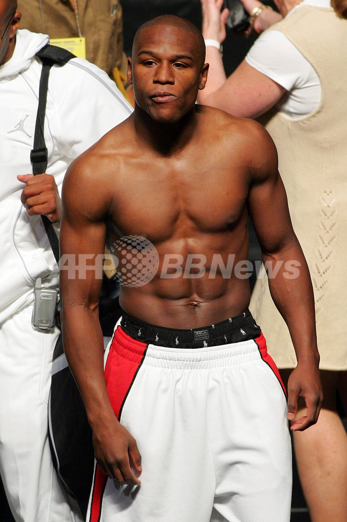 ＜ボクシング＞デラホーヤとメイウェザーJr 共に計量を通過 - 米国