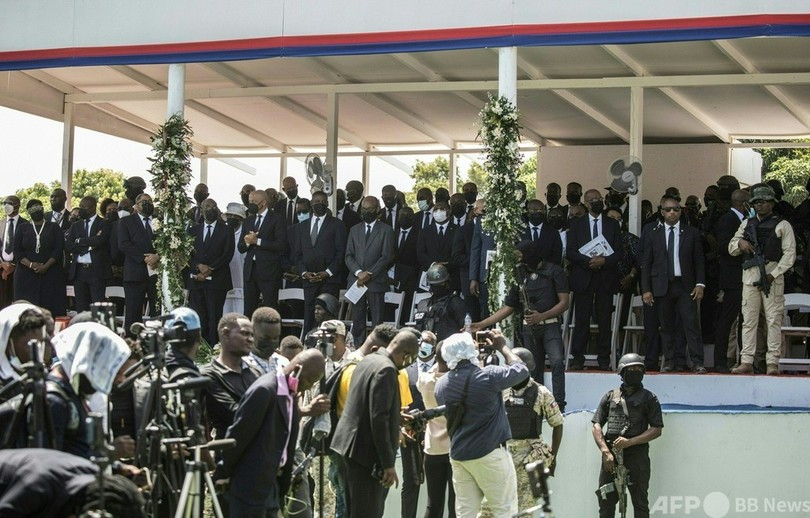 暗殺されたハイチ大統領の国葬 会場外から銃声