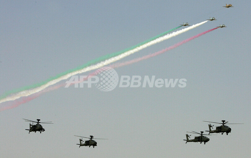 サバハ首長就任3周年記念、軍事パレードで空中パフォーマンス