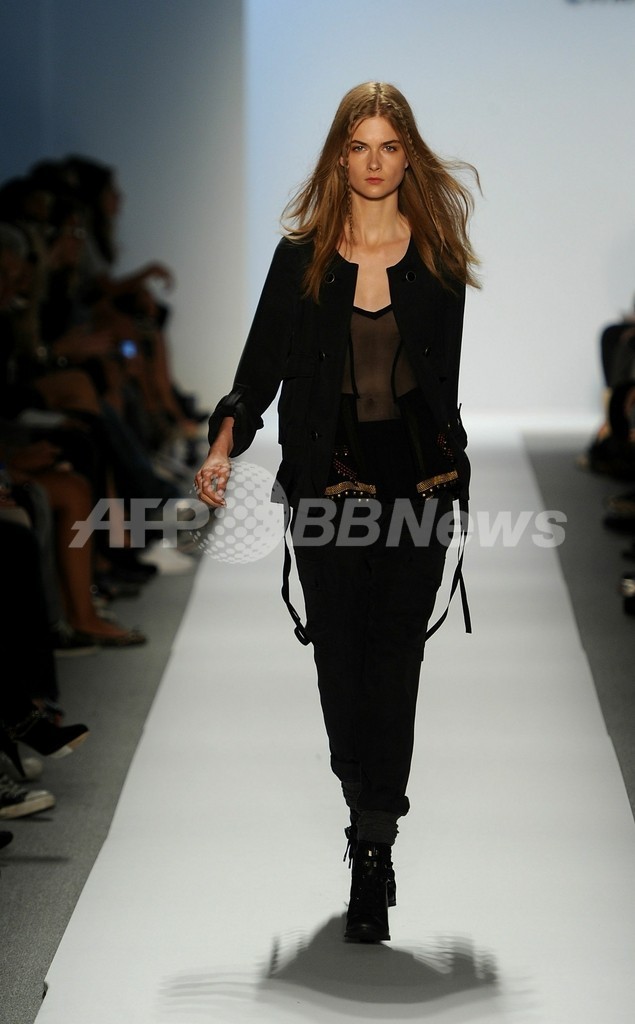 ＜11年春夏NYコレクション＞シャーロット・ロンソン、新作を発表