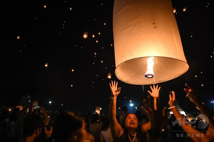 空に放たれるランタン、娯楽・祝賀活動の制限も緩やかに タイ