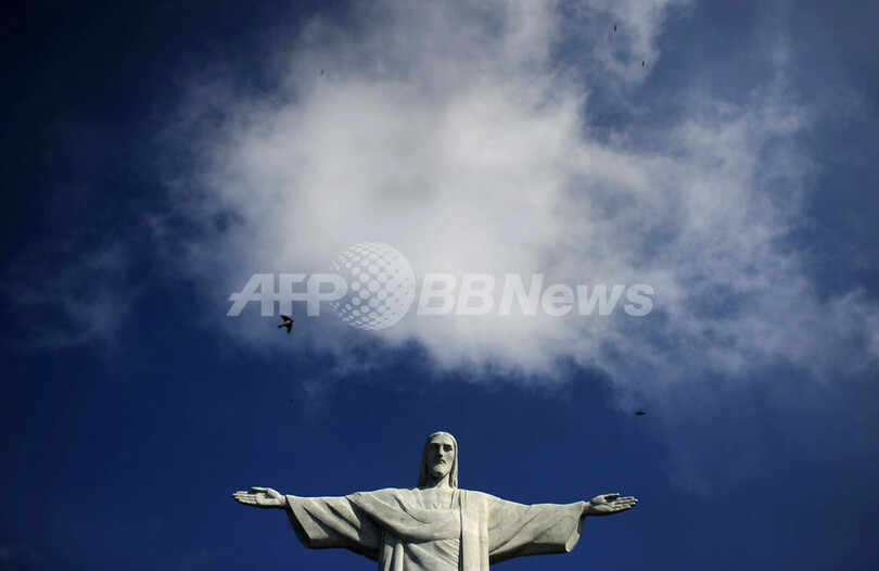 リオのキリスト像が「化粧直し」、W杯中はブラジル色にライトアップ