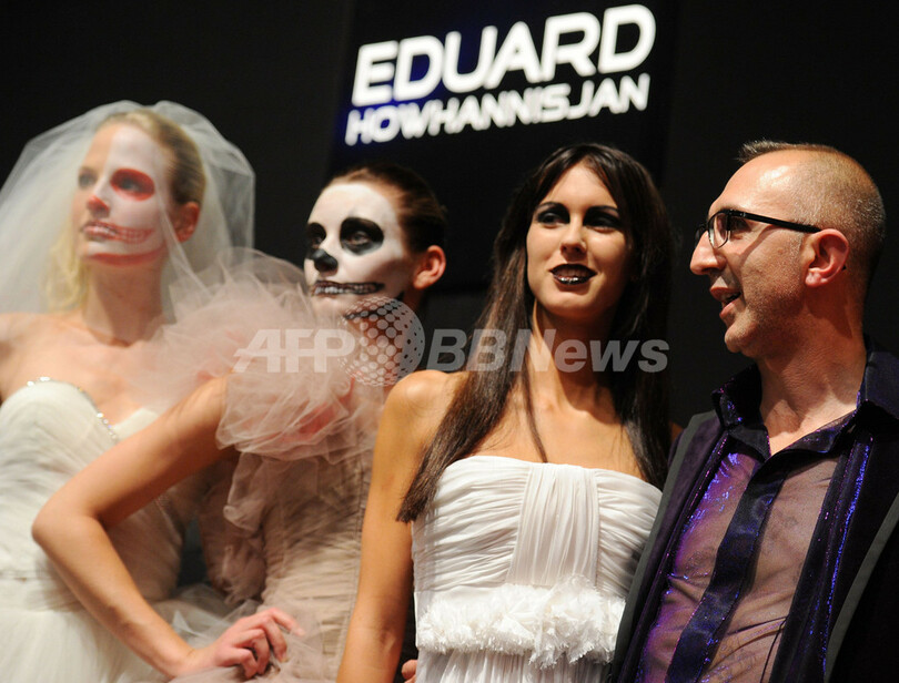 人体標本展でファッションショー、モデルには骸骨のようなメイク