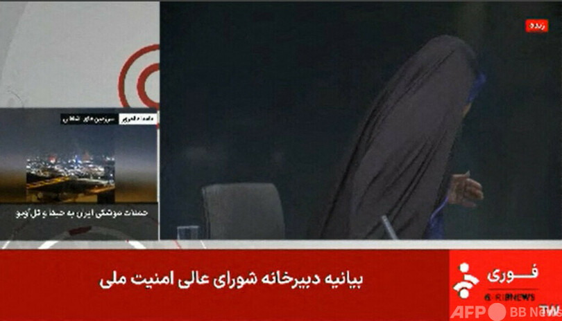 生放送中のキャスター避難 イラン国営放送