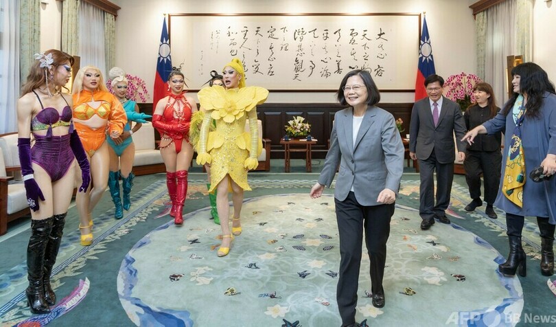 台湾総統府でドラァグクイーンがはなむけのパフォーマンス