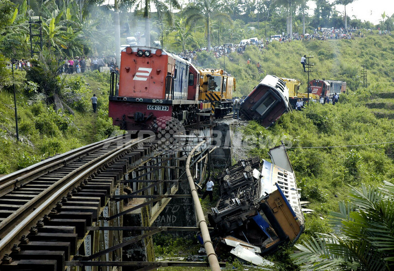 満員列車が脱線で川に転落、5人死亡、139人負傷 - インドネシア