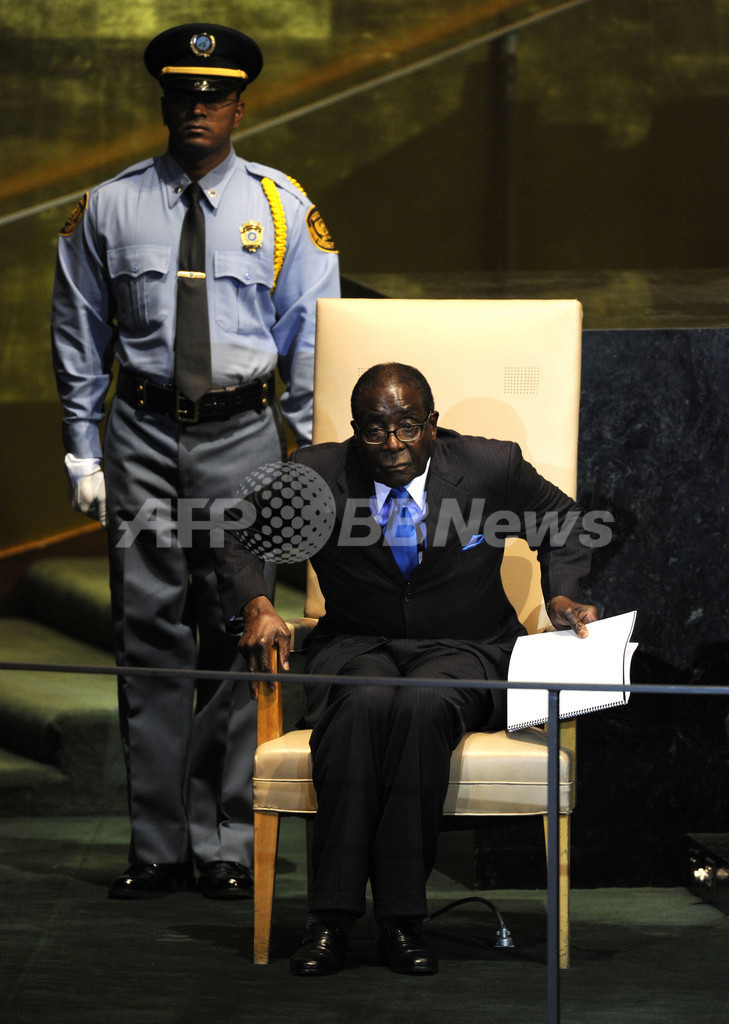 ジンバブエのムガベ大統領、健康診断で今年7度目のシンガポール訪問