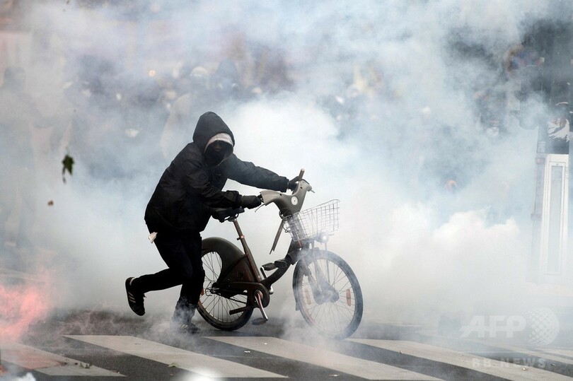 パリの労働法デモ、警察と衝突で40人負傷 エッフェル塔も閉鎖