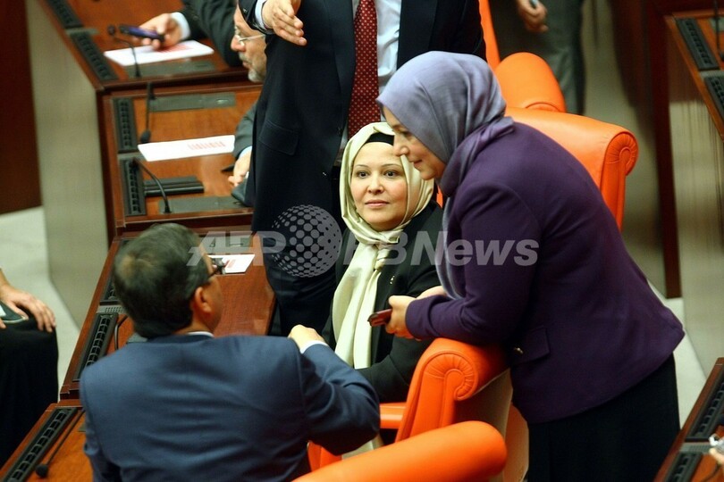 トルコの女性議員、国会でスカーフ着用 1999年以来