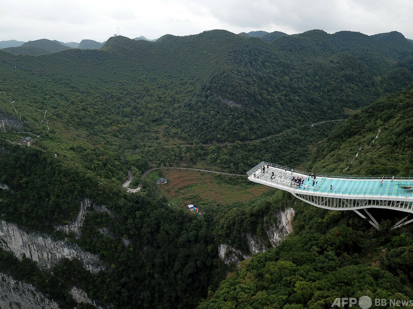 秘境の絶景を空撮 深さ600メートルの「天坑」とガラス展望台