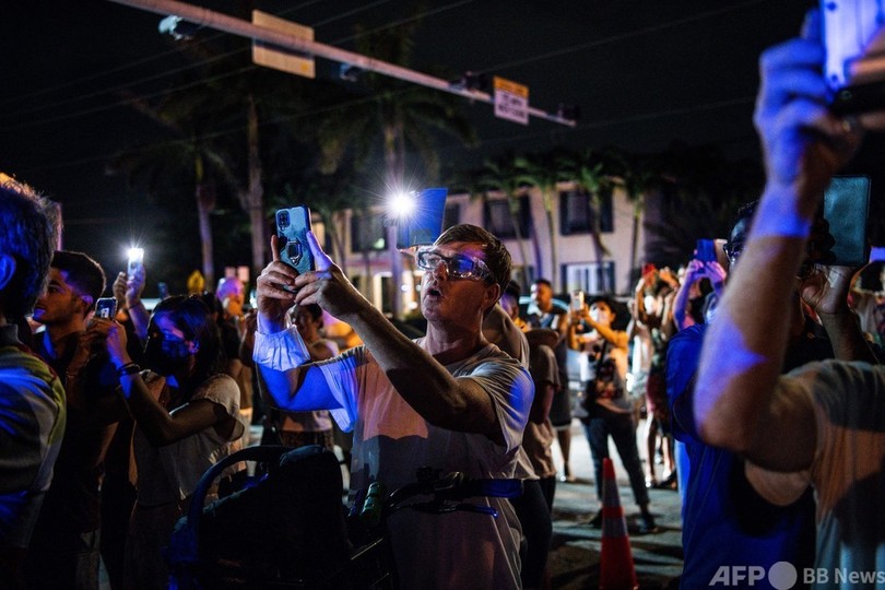 崩落したフロリダ集合住宅、残存部分を爆破解体