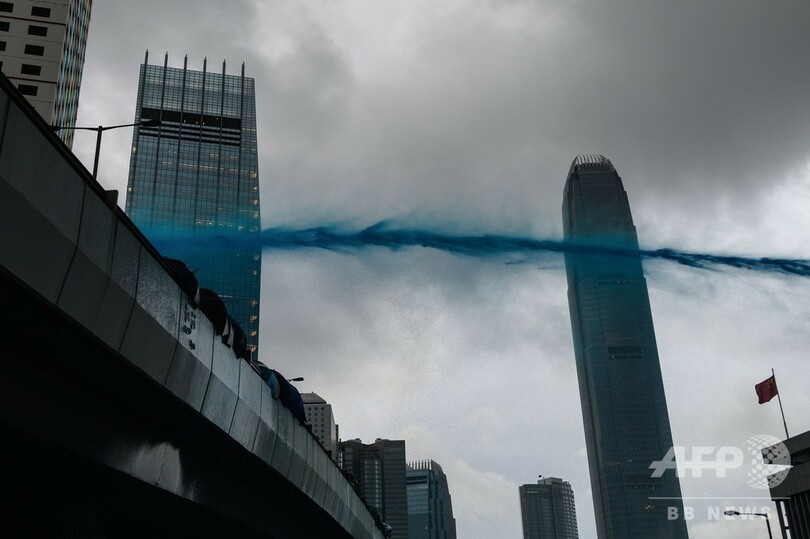 香港で大規模デモ、禁止命令を無視 警察は催涙弾発射