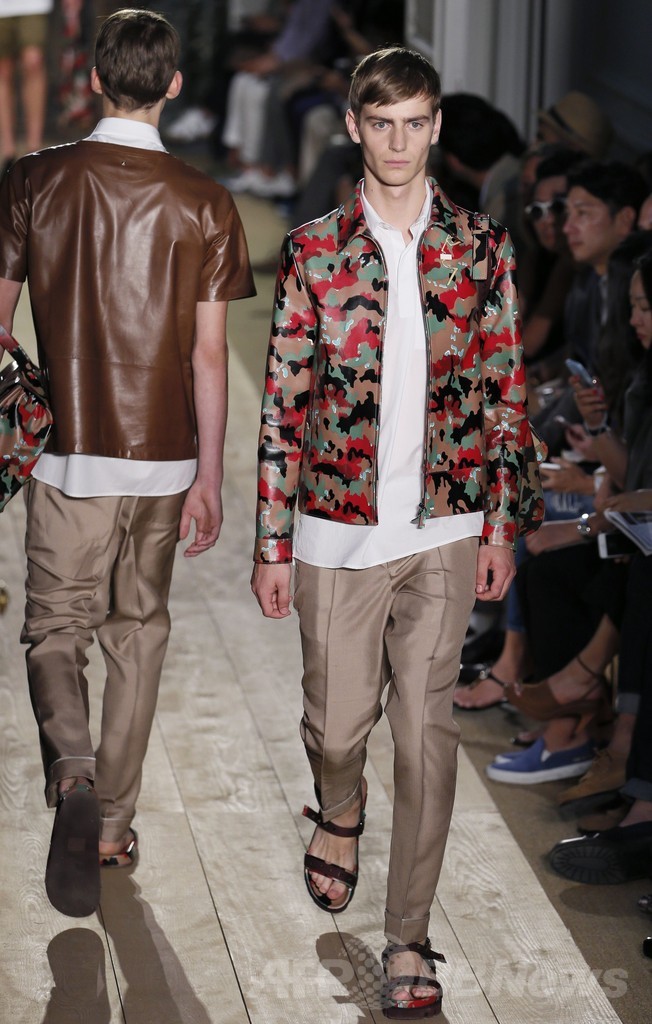 動植物を描いたシックなテキスタイルに注目、「ヴァレンティノ」15年春夏メンズ