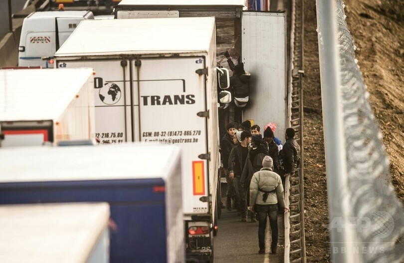 英仏海峡トンネルに移民1000人殺到、警察が催涙ガス使用