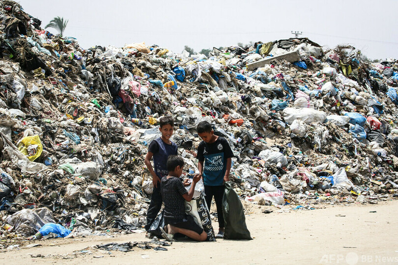 【今日の1枚】長引く避難生活、広がるゴミ捨て場 パレスチナ