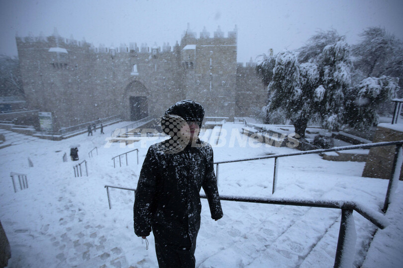 町がおとぎの国に様変わり、喜ぶエルサレムの住民たち