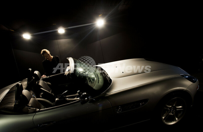 映画「007」オークション、D・クレイグ使用の水泳パンツなど50点