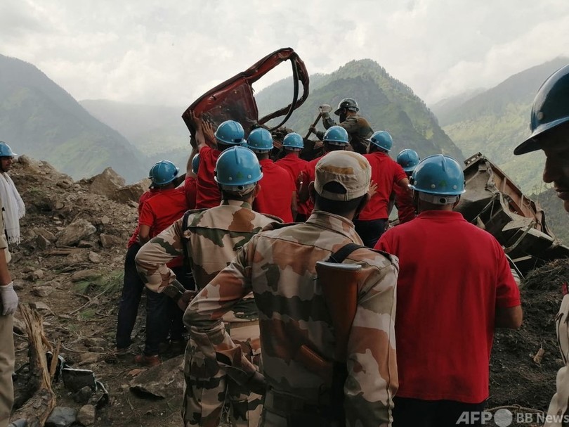 インド、土砂崩れで10人死亡 60人生き埋めか