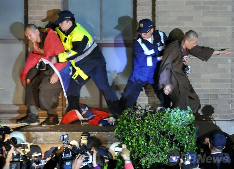 【写真特集】台湾警察、対中協定反対派を強制排除